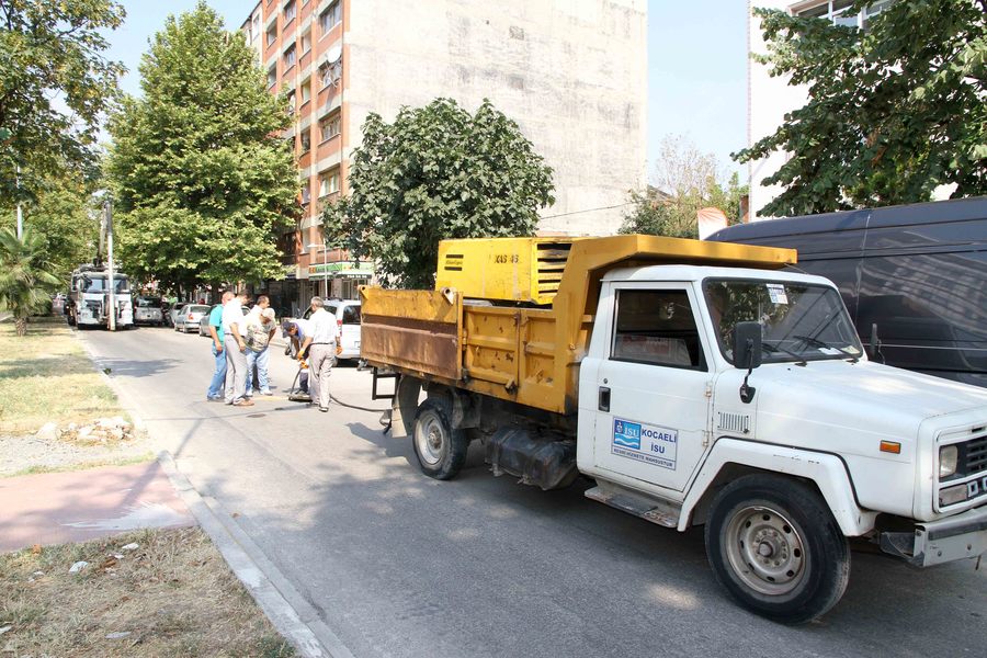 İZMİT BULVAR BÖLGESİNDEKİ  ALTYAPI HATLARI TEMİZLENİYOR
