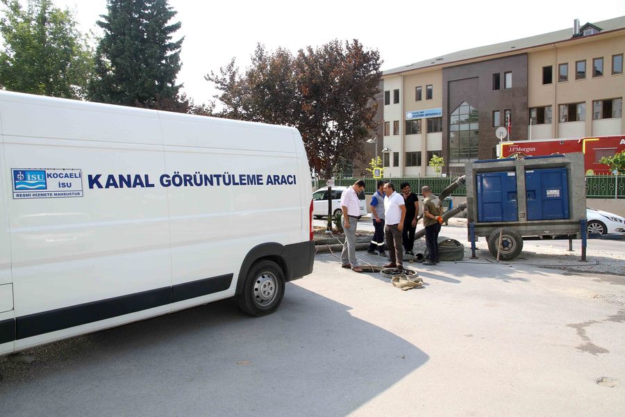 İZMİT BULVAR BÖLGESİNDEKİ  ALTYAPI HATLARI TEMİZLENİYOR