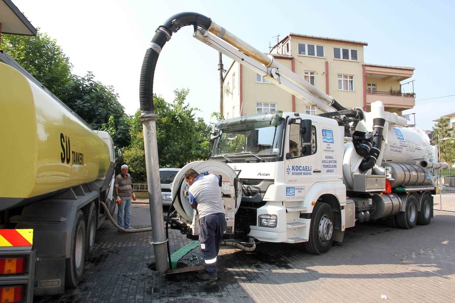 İZMİT BULVAR BÖLGESİNDEKİ  ALTYAPI HATLARI TEMİZLENİYOR