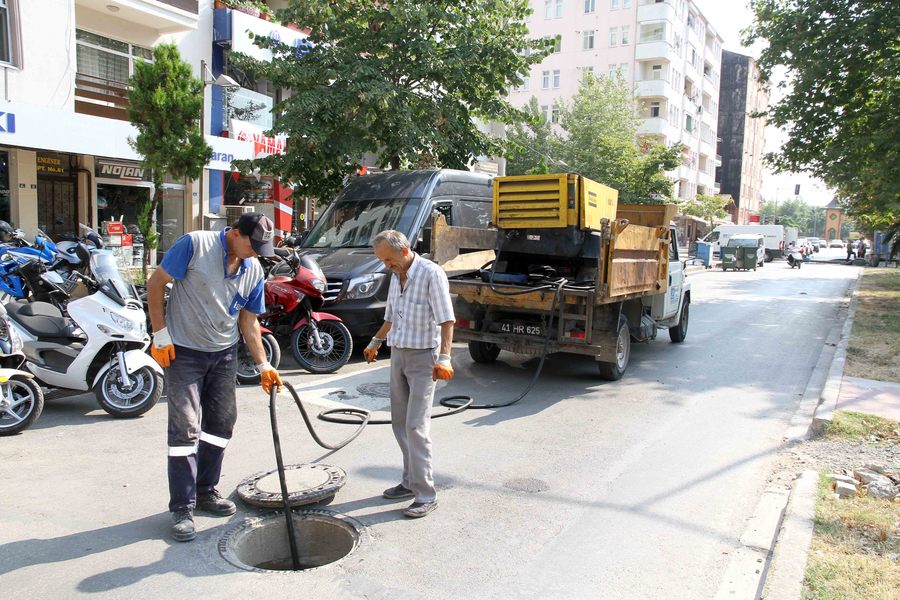 İZMİT BULVAR BÖLGESİNDEKİ  ALTYAPI HATLARI TEMİZLENİYOR
