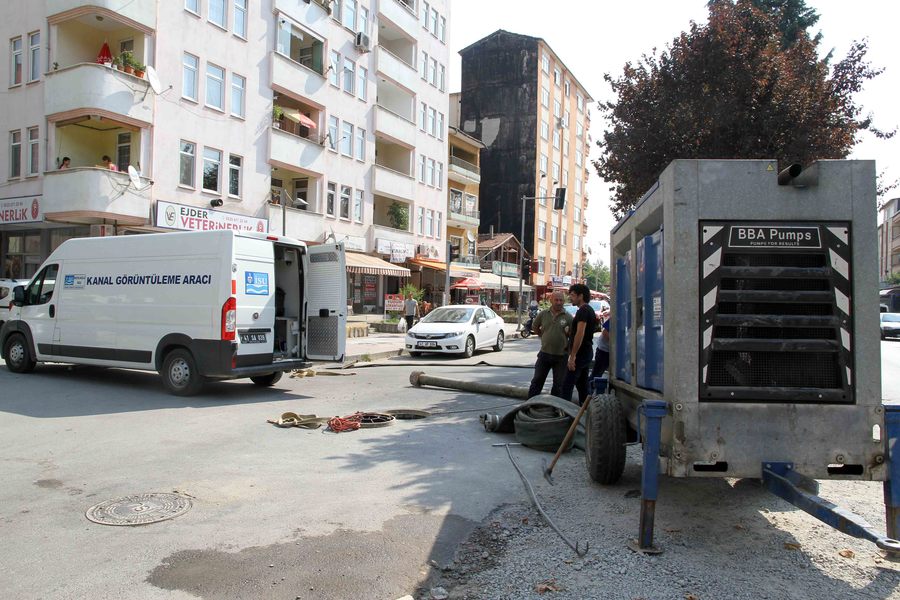 İZMİT BULVAR BÖLGESİNDEKİ  ALTYAPI HATLARI TEMİZLENİYOR