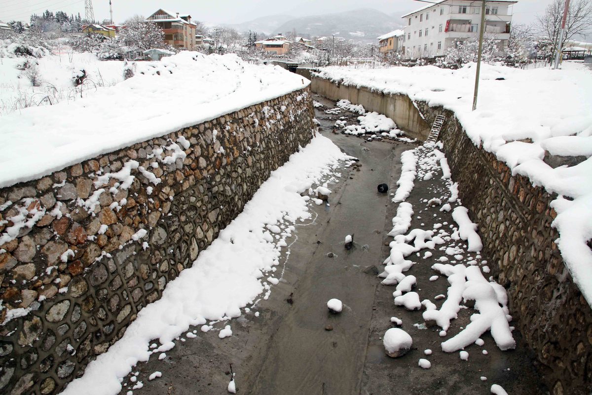 KAR ALTINDAKİ DERELERİN AKIŞI  