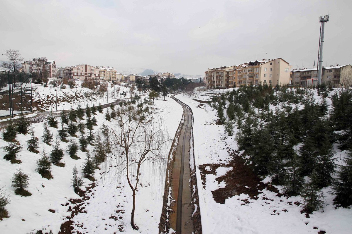 KAR ALTINDAKİ DERELERİN AKIŞI  