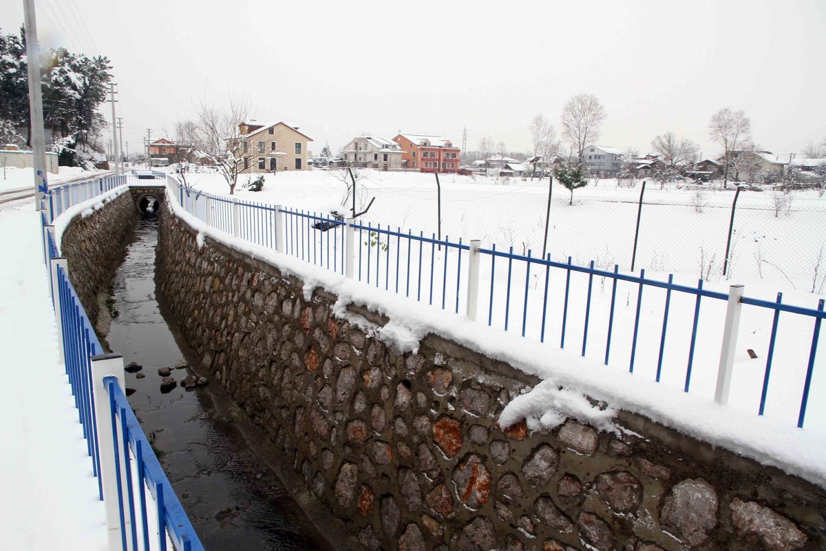 KAR ALTINDAKİ DERELERİN AKIŞI  