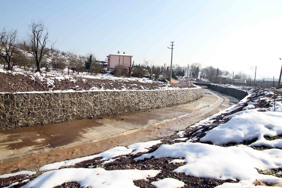KAR ALTINDAKİ DERELERİN AKIŞI  