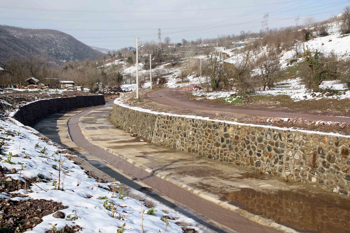 KAR ALTINDAKİ DERELERİN AKIŞI  