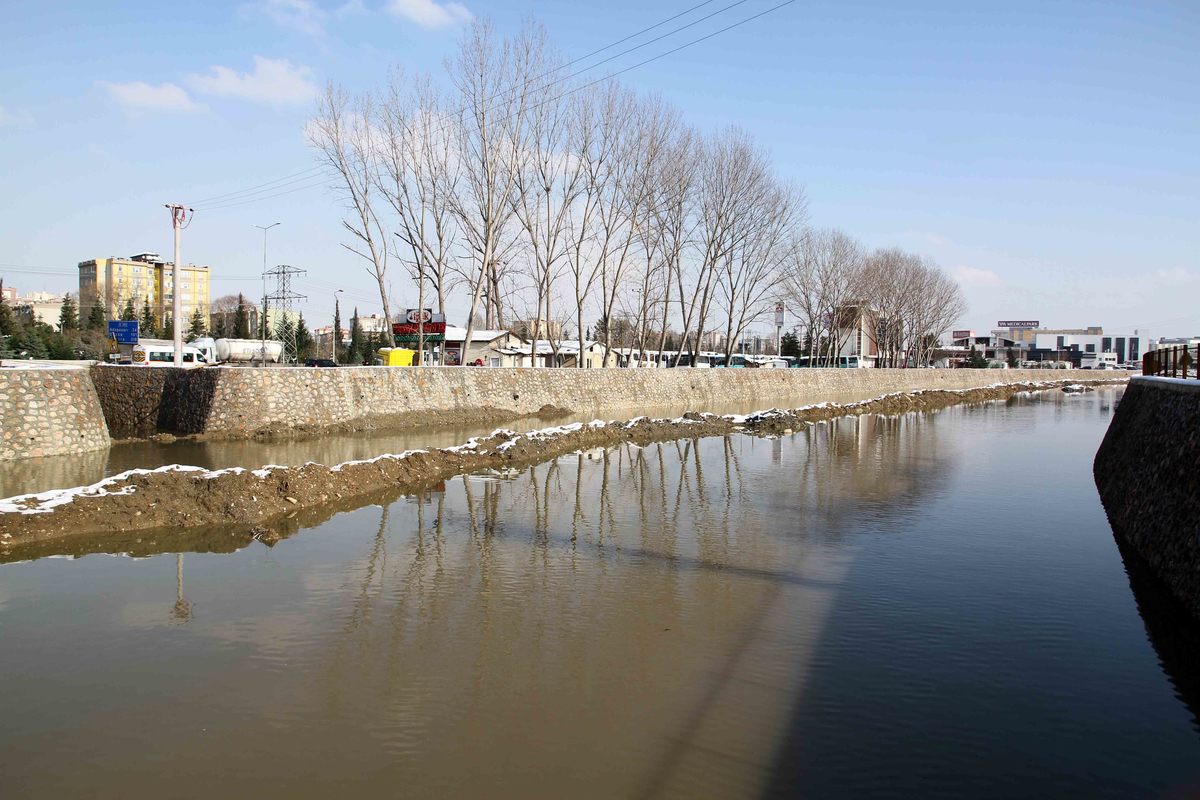 KAR ALTINDAKİ DERELERİN AKIŞI  