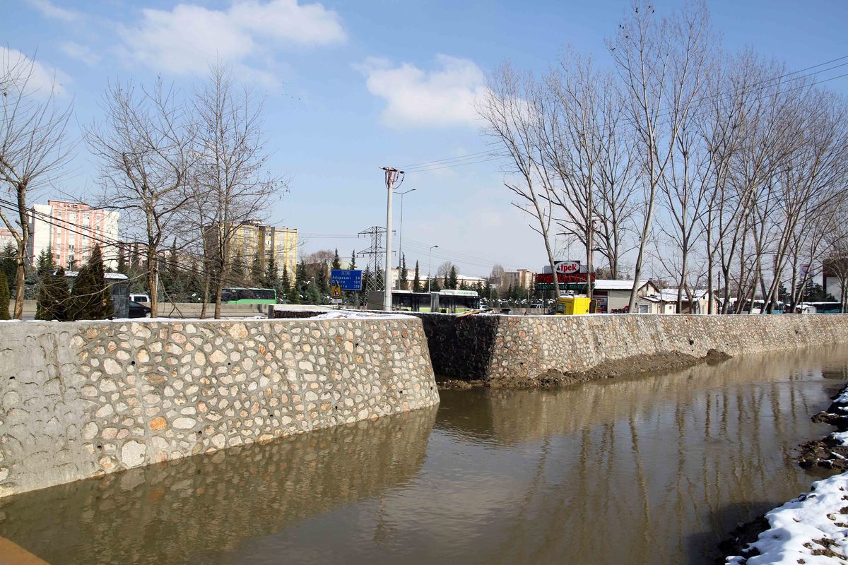 KAR ALTINDAKİ DERELERİN AKIŞI  