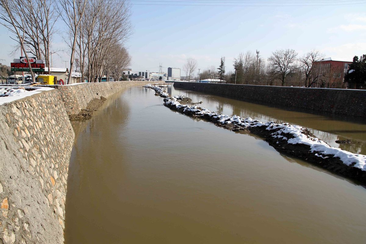 KAR ALTINDAKİ DERELERİN AKIŞI  