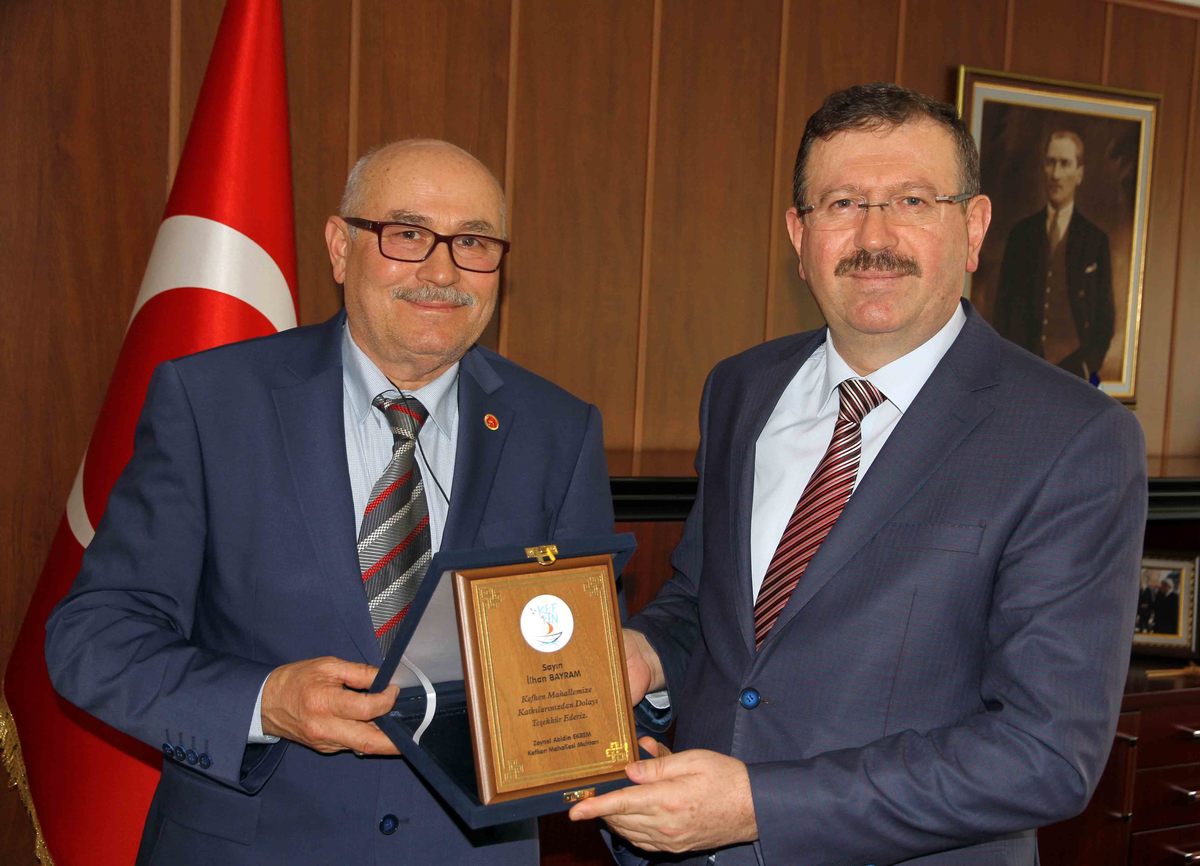 KEFKEN MUHTARI’NDAN GENEL MÜDÜR’E TEŞEKKÜR PLAKETİ