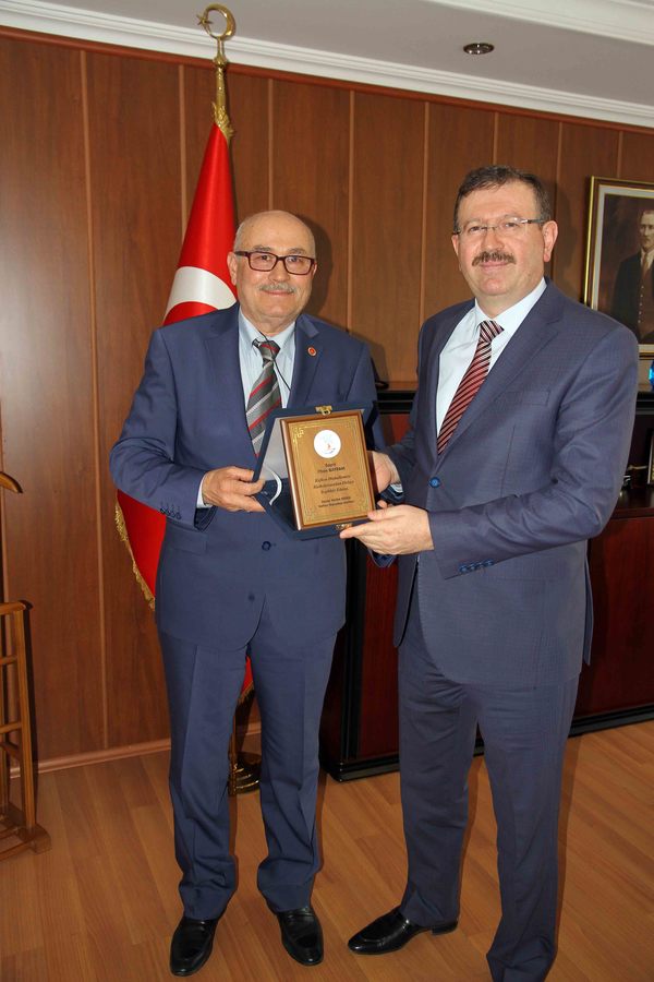KEFKEN MUHTARI’NDAN GENEL MÜDÜR’E TEŞEKKÜR PLAKETİ