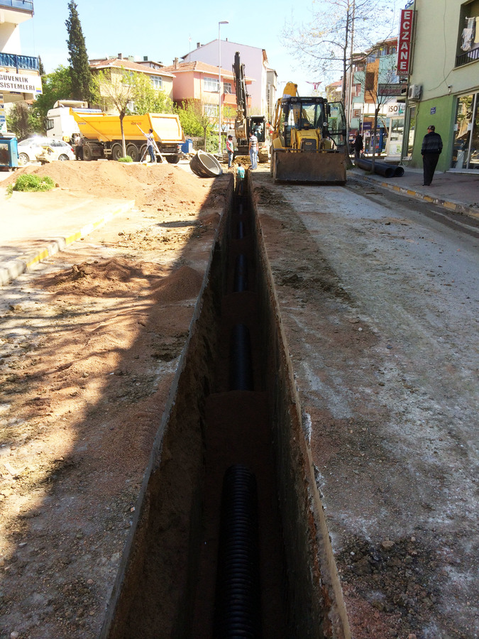 DARICA ABDİ İPEKÇİ MAHALLESİNDE ALTYAPI YENİLENİYOR