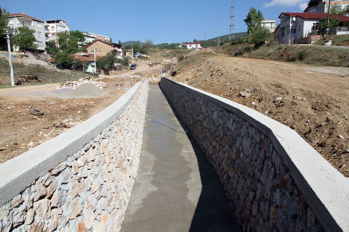 DERİNCE’DE YAĞMURSULARINI KONTROL ALTINA ALMAK İÇİN DERELER ISLAH EDİLİYOR.