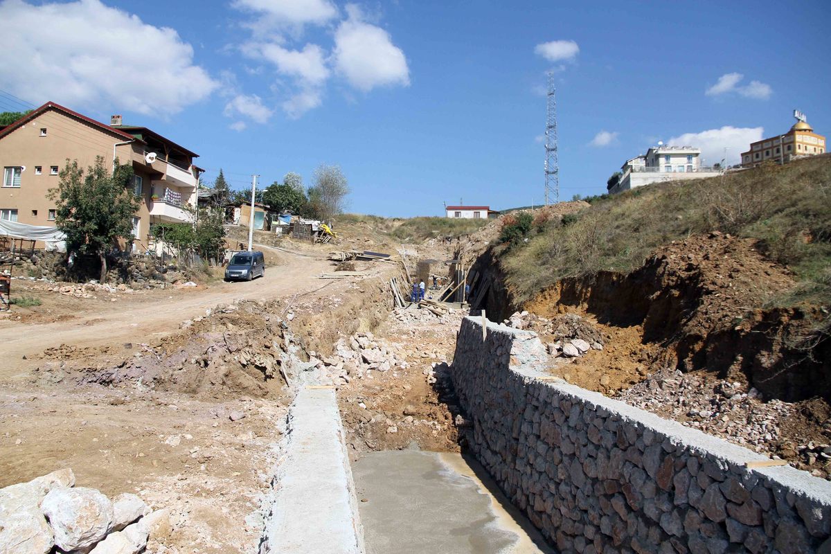 DERİNCE’DE YAĞMURSULARINI KONTROL ALTINA ALMAK İÇİN DERELER ISLAH EDİLİYOR.