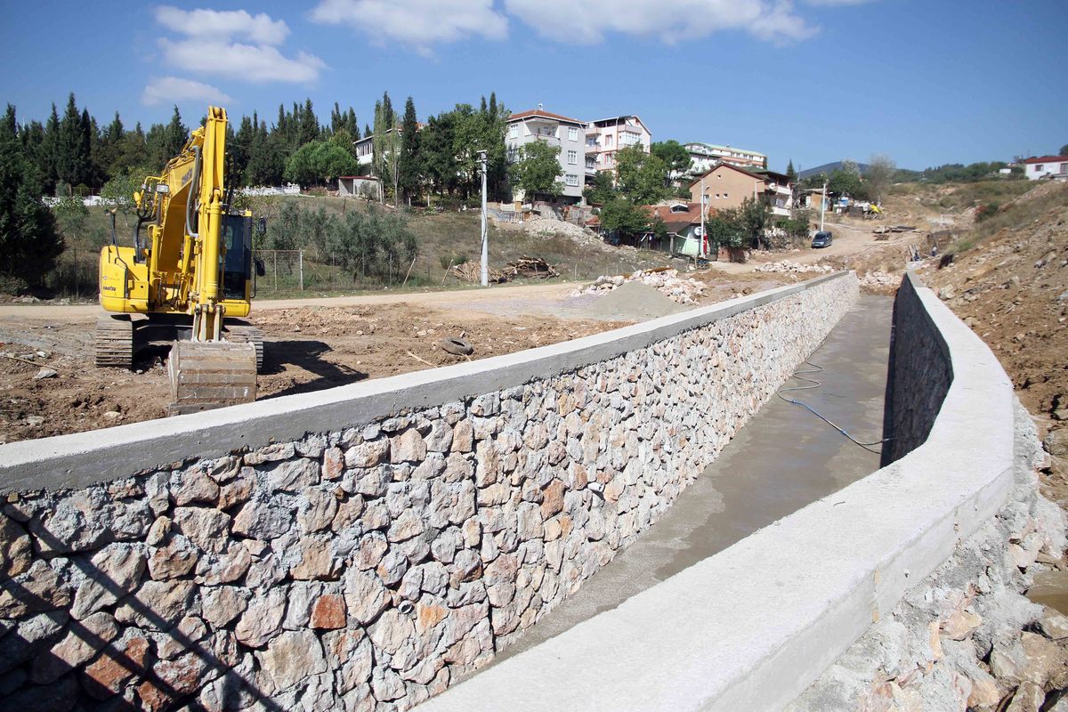 DERİNCE’DE YAĞMURSULARINI KONTROL ALTINA ALMAK İÇİN DERELER ISLAH EDİLİYOR.