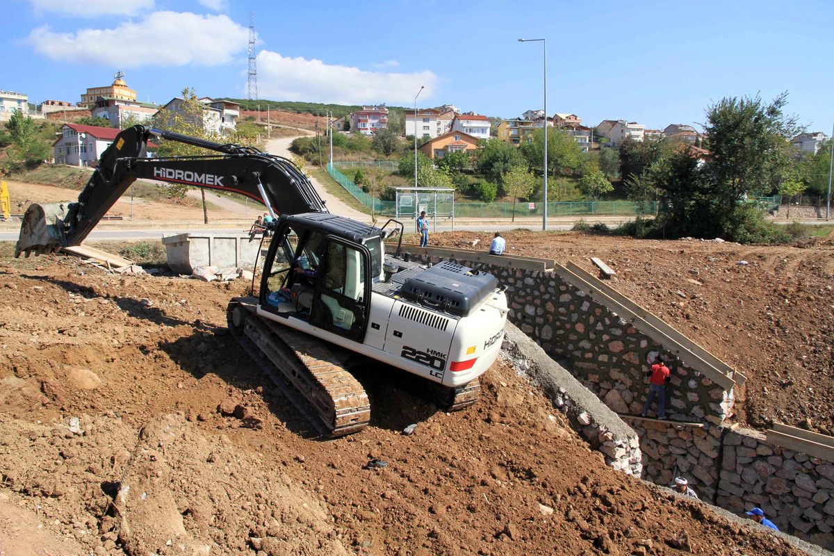 DERİNCE’DE YAĞMURSULARINI KONTROL ALTINA ALMAK İÇİN DERELER ISLAH EDİLİYOR.
