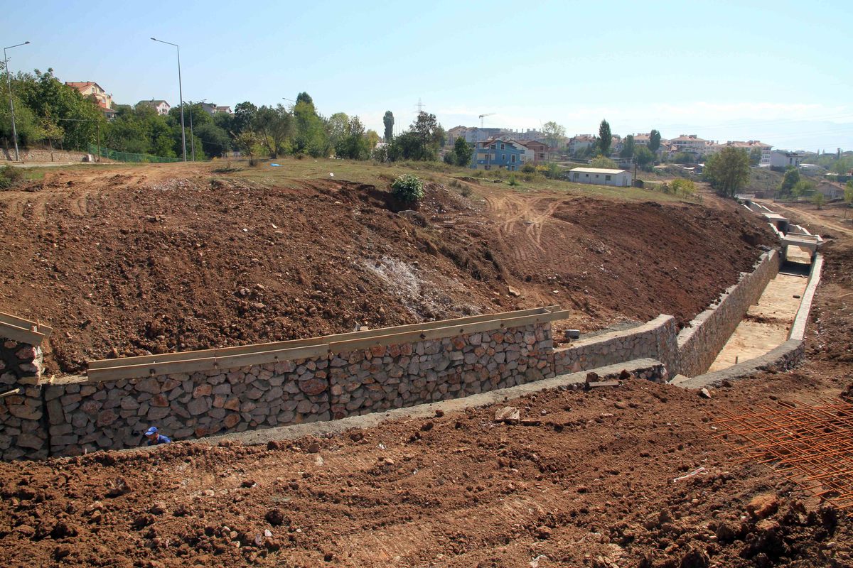 DERİNCE’DE YAĞMURSULARINI KONTROL ALTINA ALMAK İÇİN DERELER ISLAH EDİLİYOR.