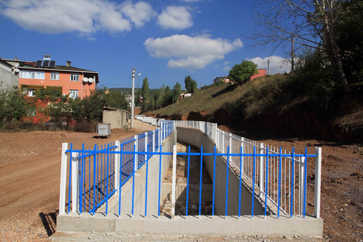 DERİNCE’DE YAĞMURSULARINI KONTROL ALTINA ALMAK İÇİN DERELER ISLAH EDİLİYOR.