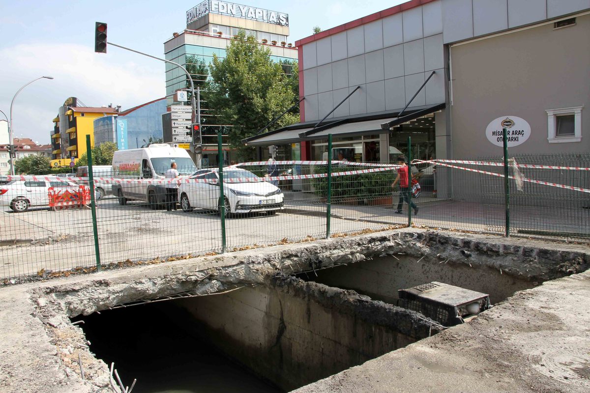 İZMİT’TE KAPALI MENFEZ TEMİZLİĞİ YAPILIYOR.