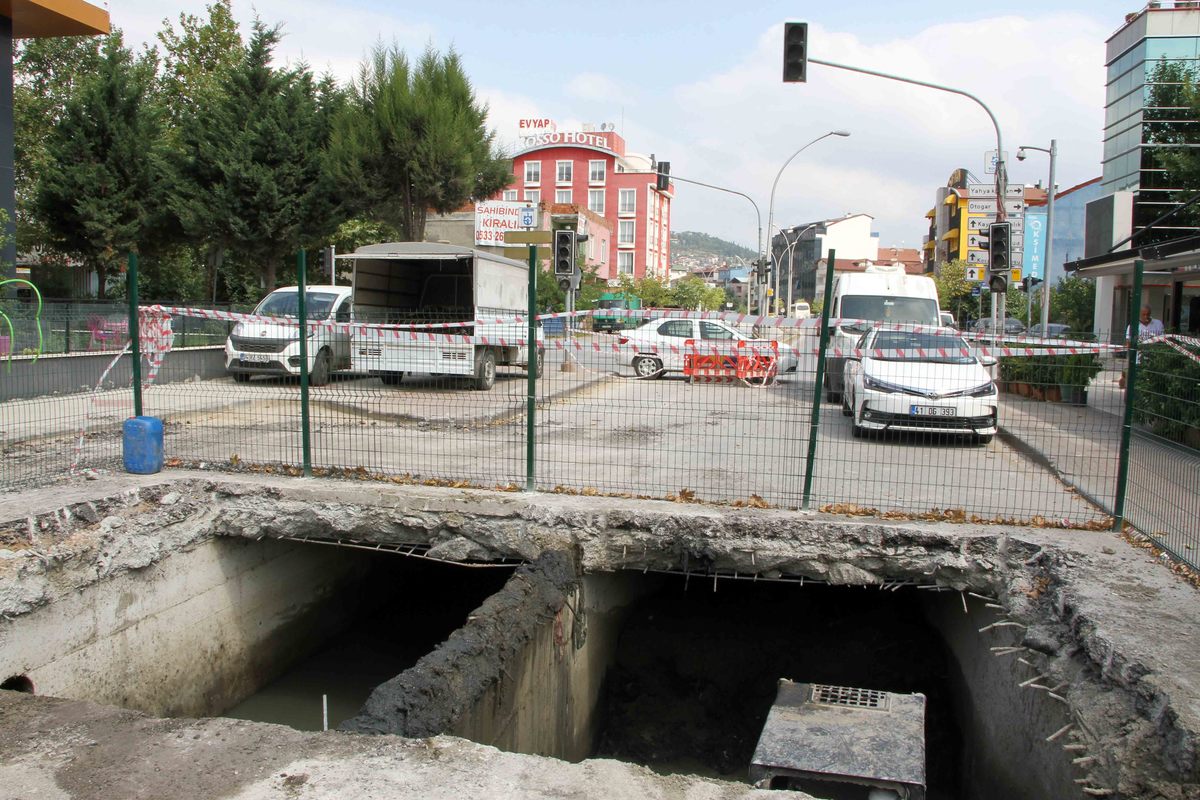 İZMİT’TE KAPALI MENFEZ TEMİZLİĞİ YAPILIYOR.