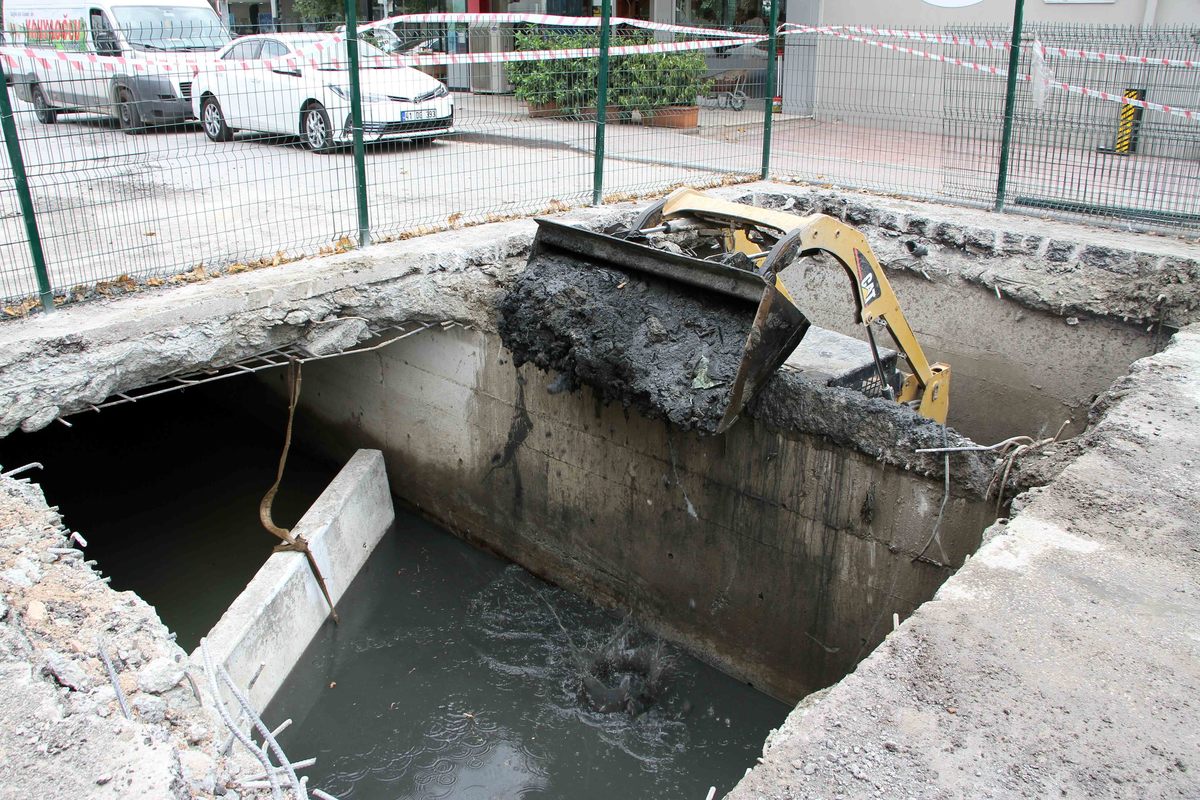 İZMİT’TE KAPALI MENFEZ TEMİZLİĞİ YAPILIYOR.
