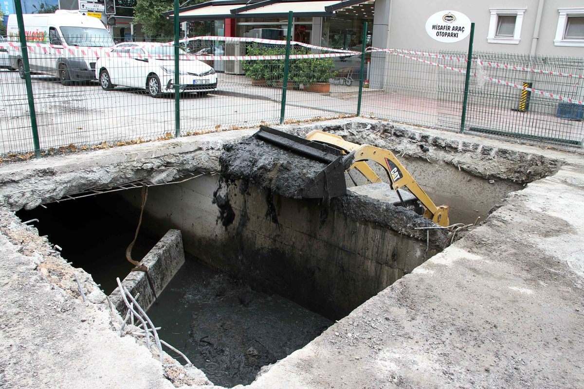 İZMİT’TE KAPALI MENFEZ TEMİZLİĞİ YAPILIYOR.