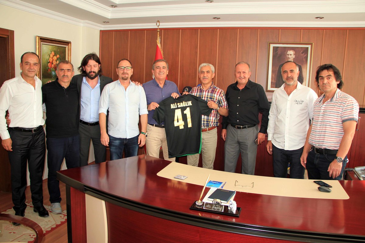 GENEL MÜDÜR ALİ SAĞLIK’A MUSTAFA ÇULCU İLE EFSANE FUTBOLCULARDAN ZİYARET