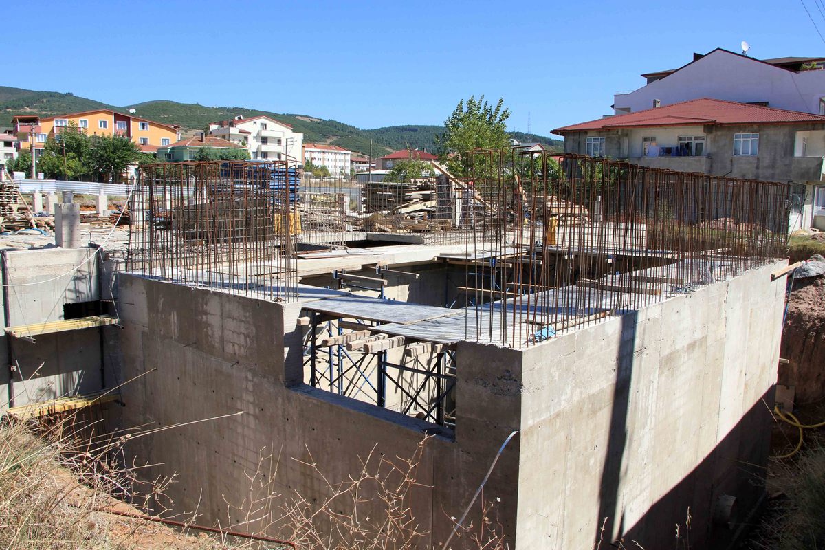 DERİNCE İLÇESİNİN ALTYAPI YENİLEME ÇALIŞMALARI SÜRÜYOR