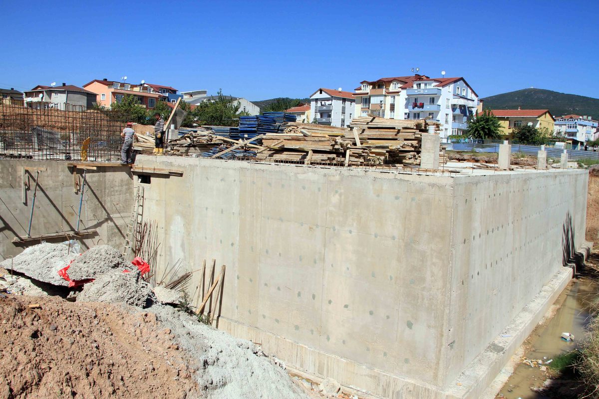 DERİNCE İLÇESİNİN ALTYAPI YENİLEME ÇALIŞMALARI SÜRÜYOR
