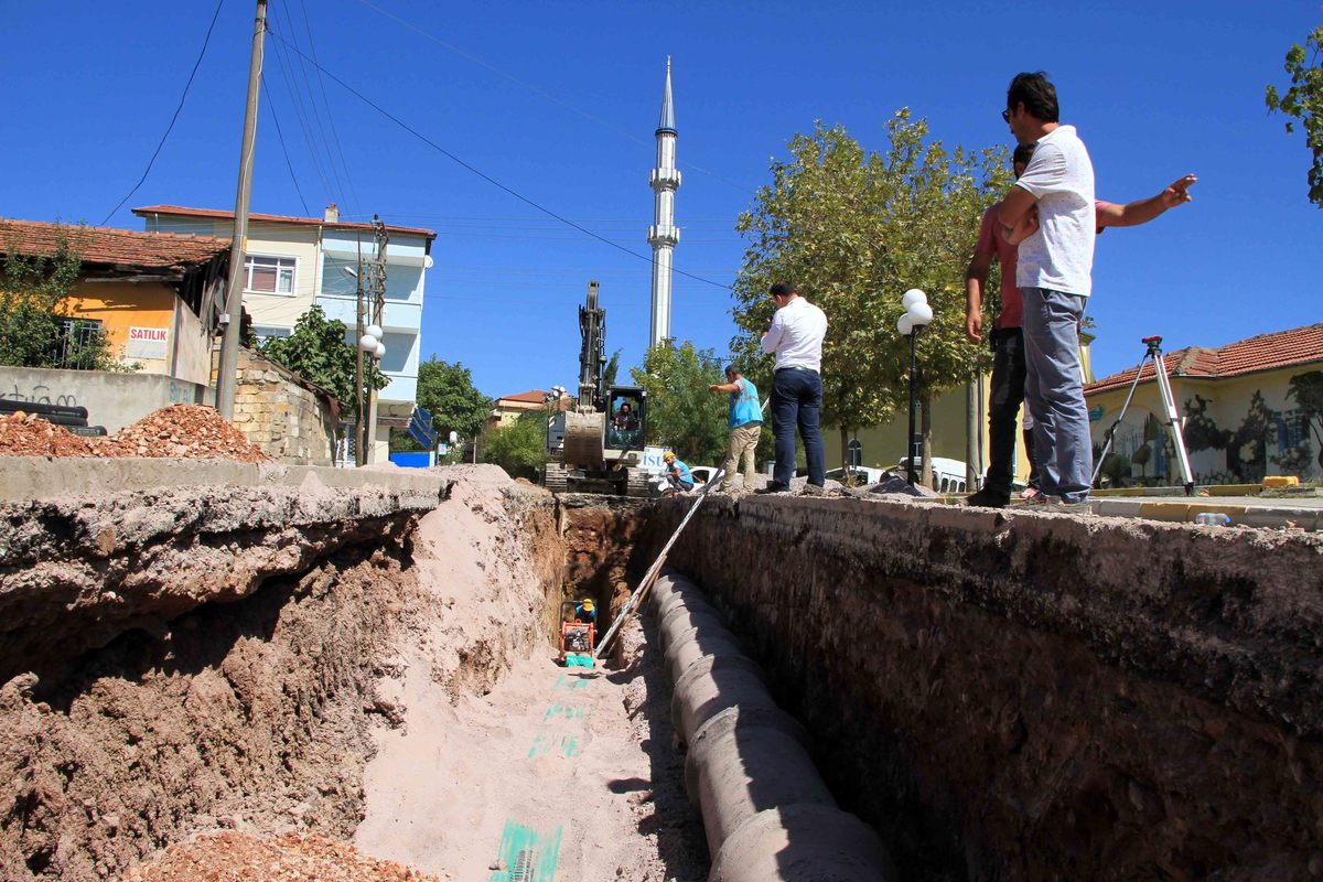 DERİNCE İLÇESİNİN ALTYAPI YENİLEME ÇALIŞMALARI SÜRÜYOR