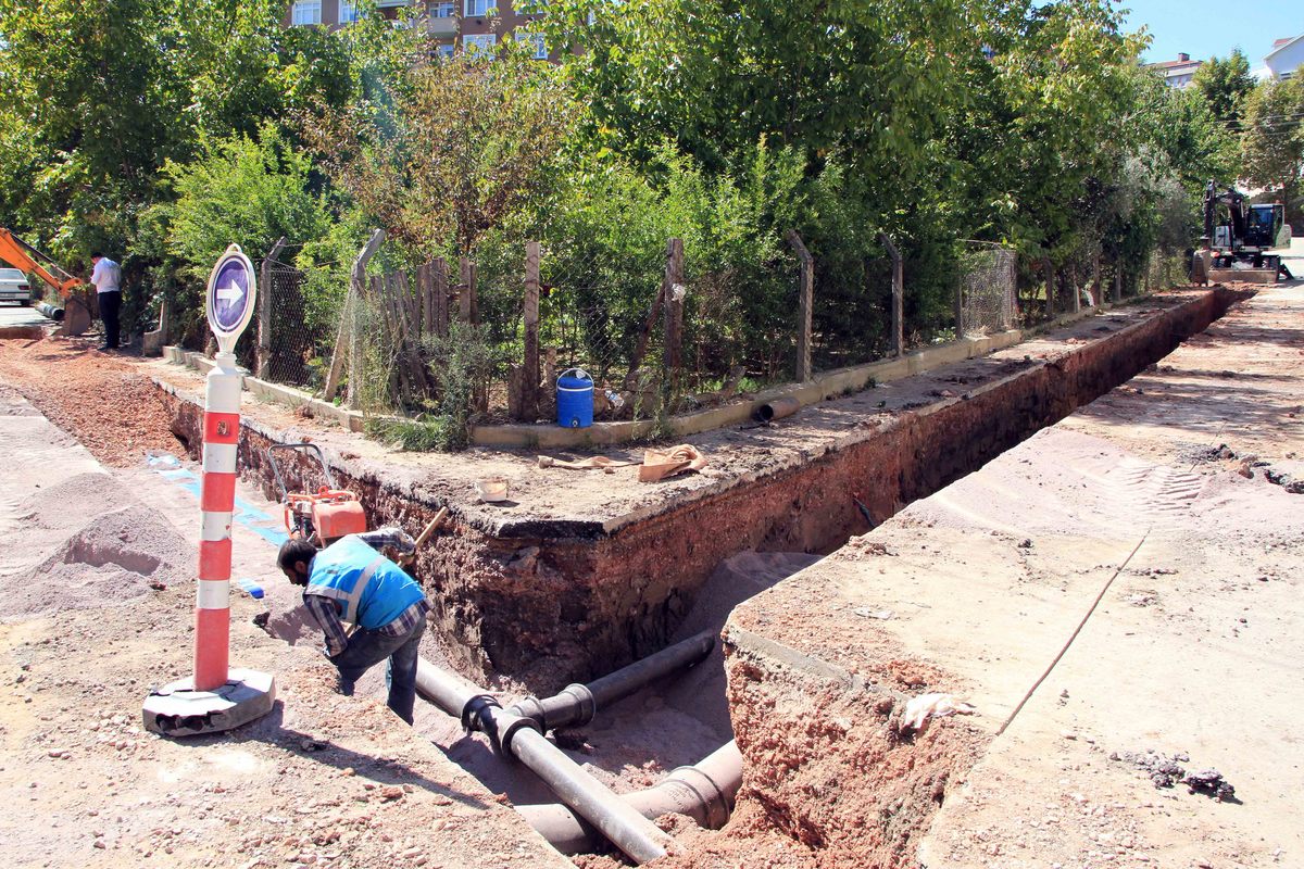 DERİNCE İLÇESİNİN ALTYAPI YENİLEME ÇALIŞMALARI SÜRÜYOR