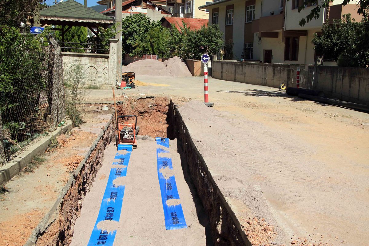 DERİNCE İLÇESİNİN ALTYAPI YENİLEME ÇALIŞMALARI SÜRÜYOR