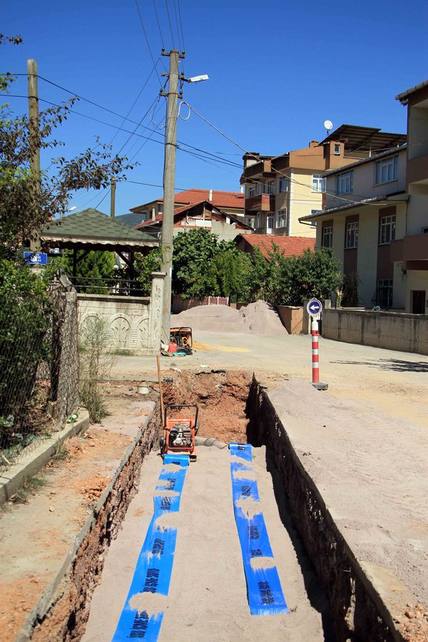 DERİNCE İLÇESİNİN ALTYAPI YENİLEME ÇALIŞMALARI SÜRÜYOR