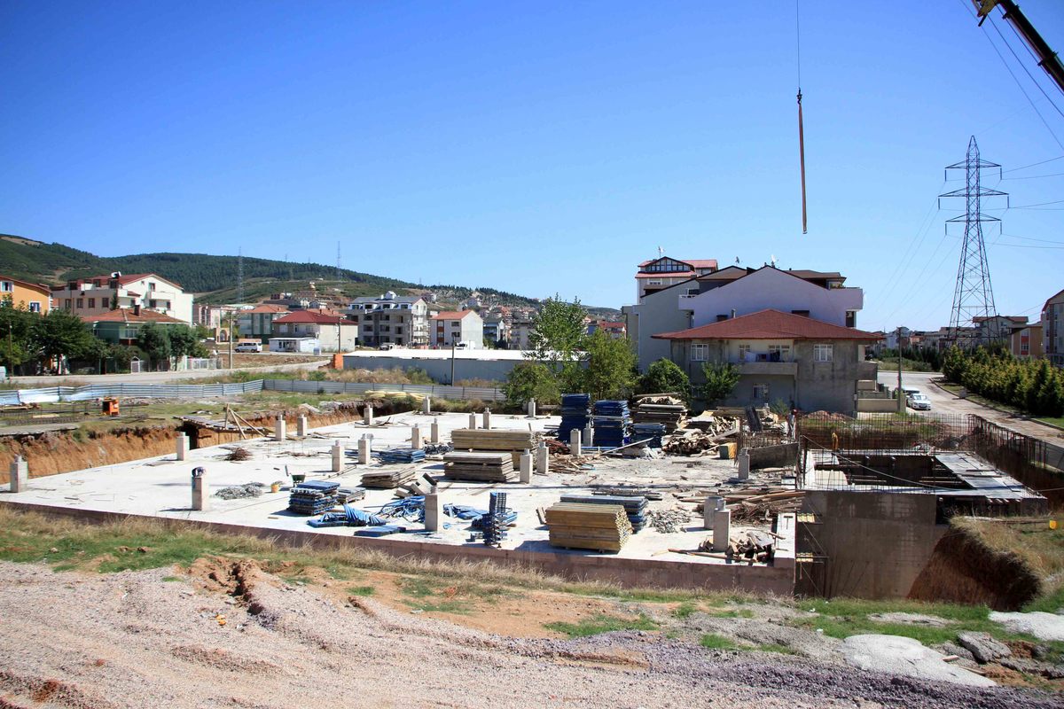 DERİNCE İLÇESİNİN ALTYAPI YENİLEME ÇALIŞMALARI SÜRÜYOR