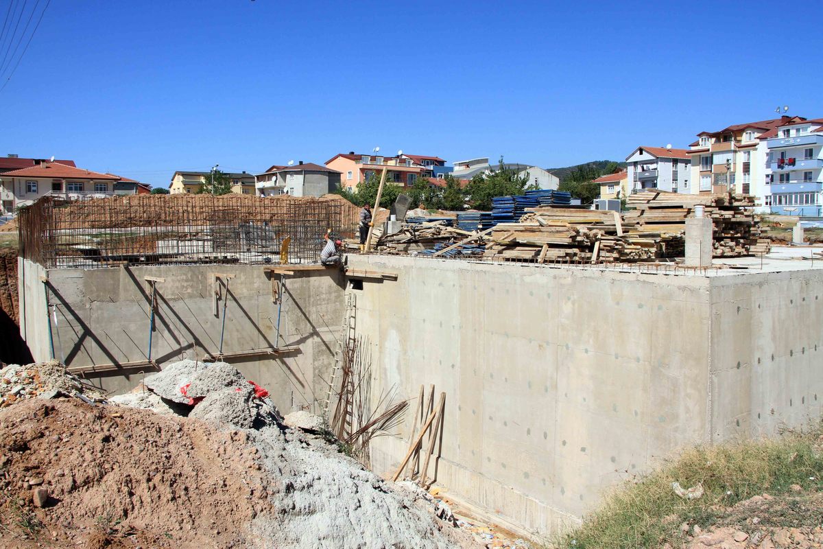 DERİNCE İLÇESİNİN ALTYAPI YENİLEME ÇALIŞMALARI SÜRÜYOR