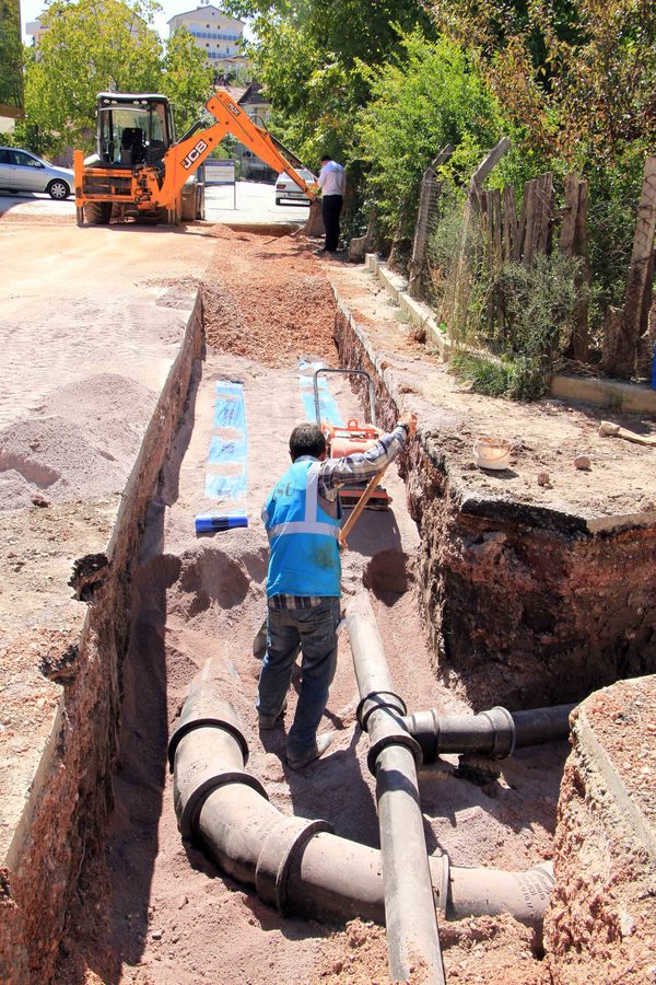 DERİNCE İLÇESİNİN ALTYAPI YENİLEME ÇALIŞMALARI SÜRÜYOR