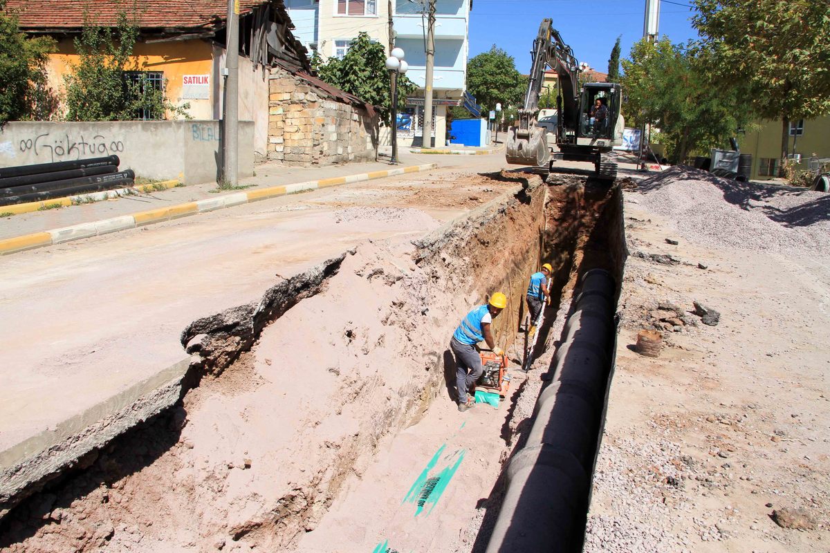 DERİNCE İLÇESİNİN ALTYAPI YENİLEME ÇALIŞMALARI SÜRÜYOR