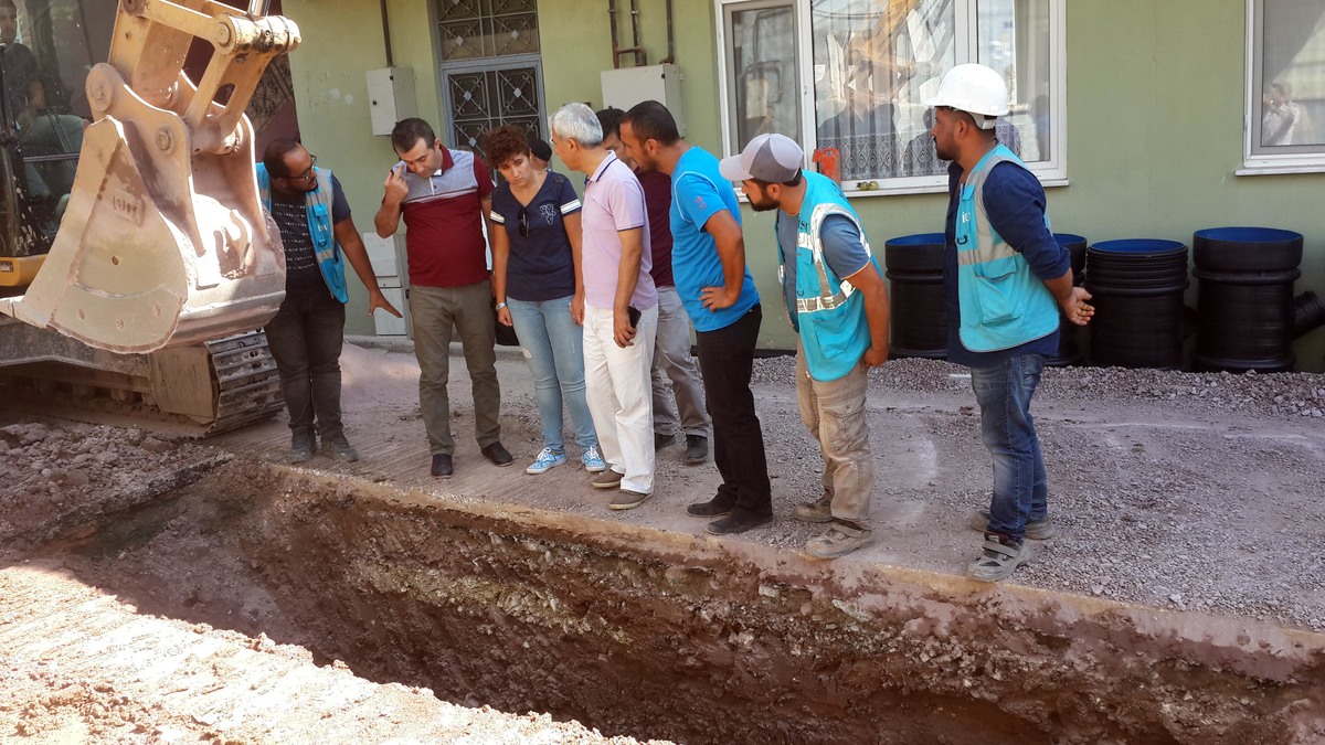DERİNCE İLÇESİNİN ALTYAPI YENİLEME ÇALIŞMALARI SÜRÜYOR