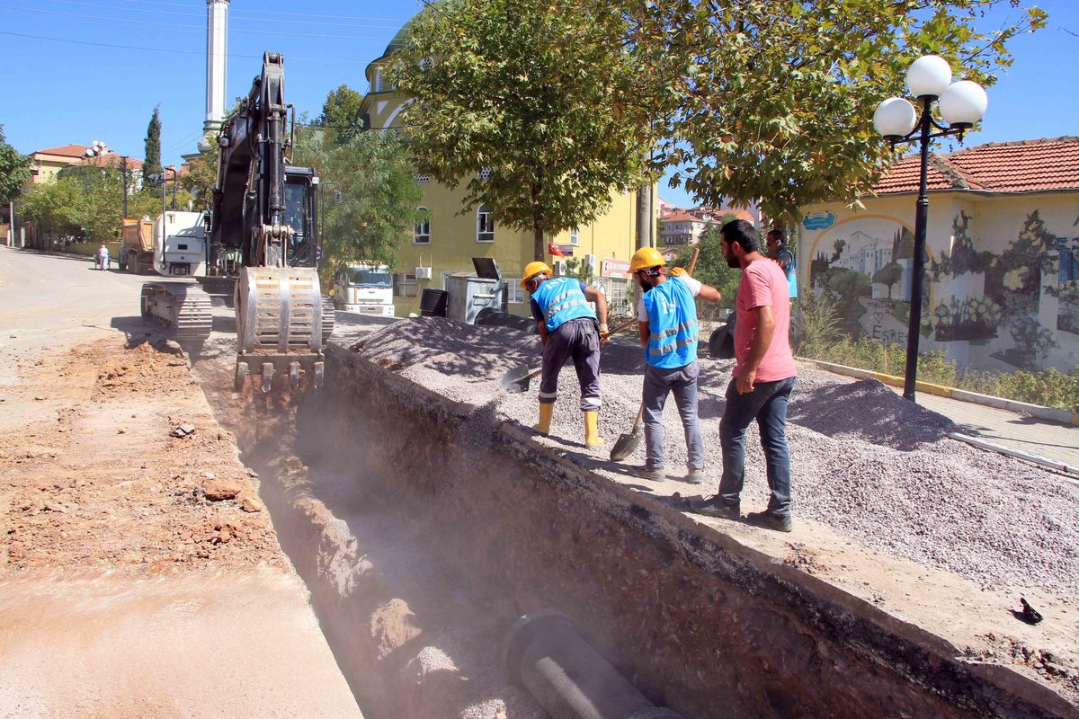 DERİNCE İLÇESİNİN ALTYAPI YENİLEME ÇALIŞMALARI SÜRÜYOR
