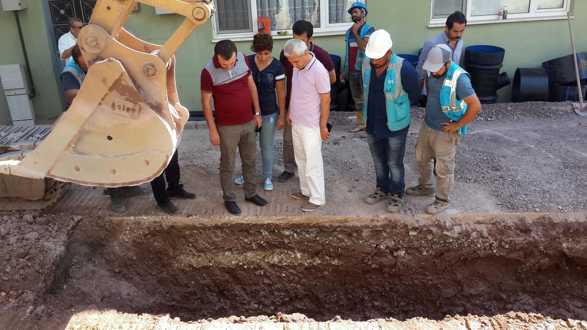DERİNCE İLÇESİNİN ALTYAPI YENİLEME ÇALIŞMALARI SÜRÜYOR