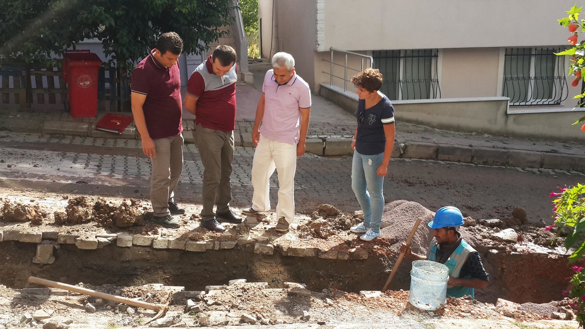 DERİNCE İLÇESİNİN ALTYAPI YENİLEME ÇALIŞMALARI SÜRÜYOR