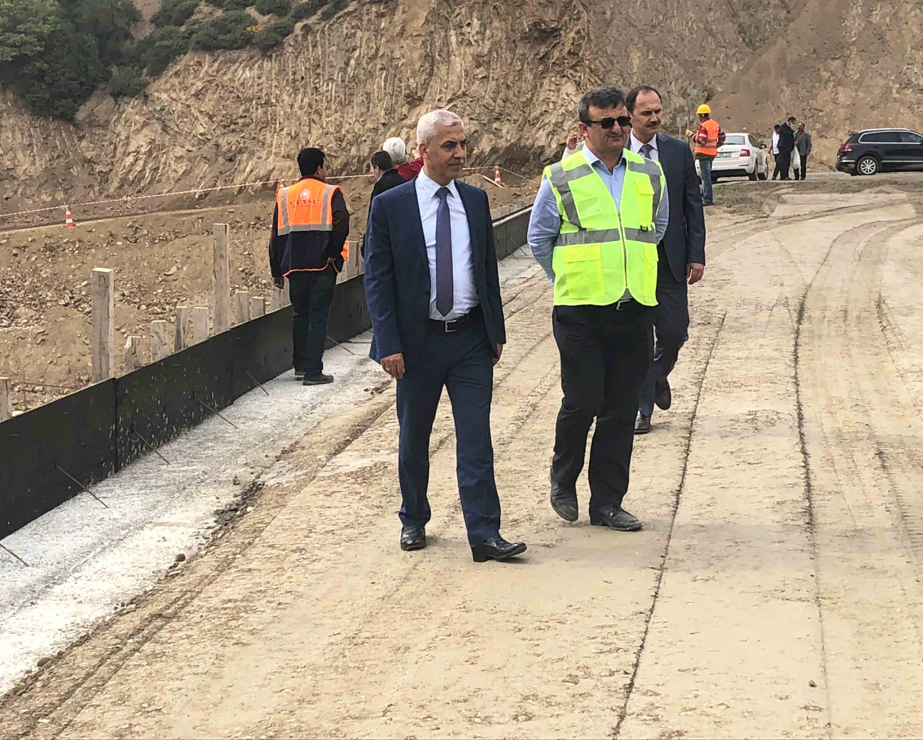 KARAMÜRSEL İHSANİYE BARAJI GÖVDE DOLGUSU YÜKSELİYOR.