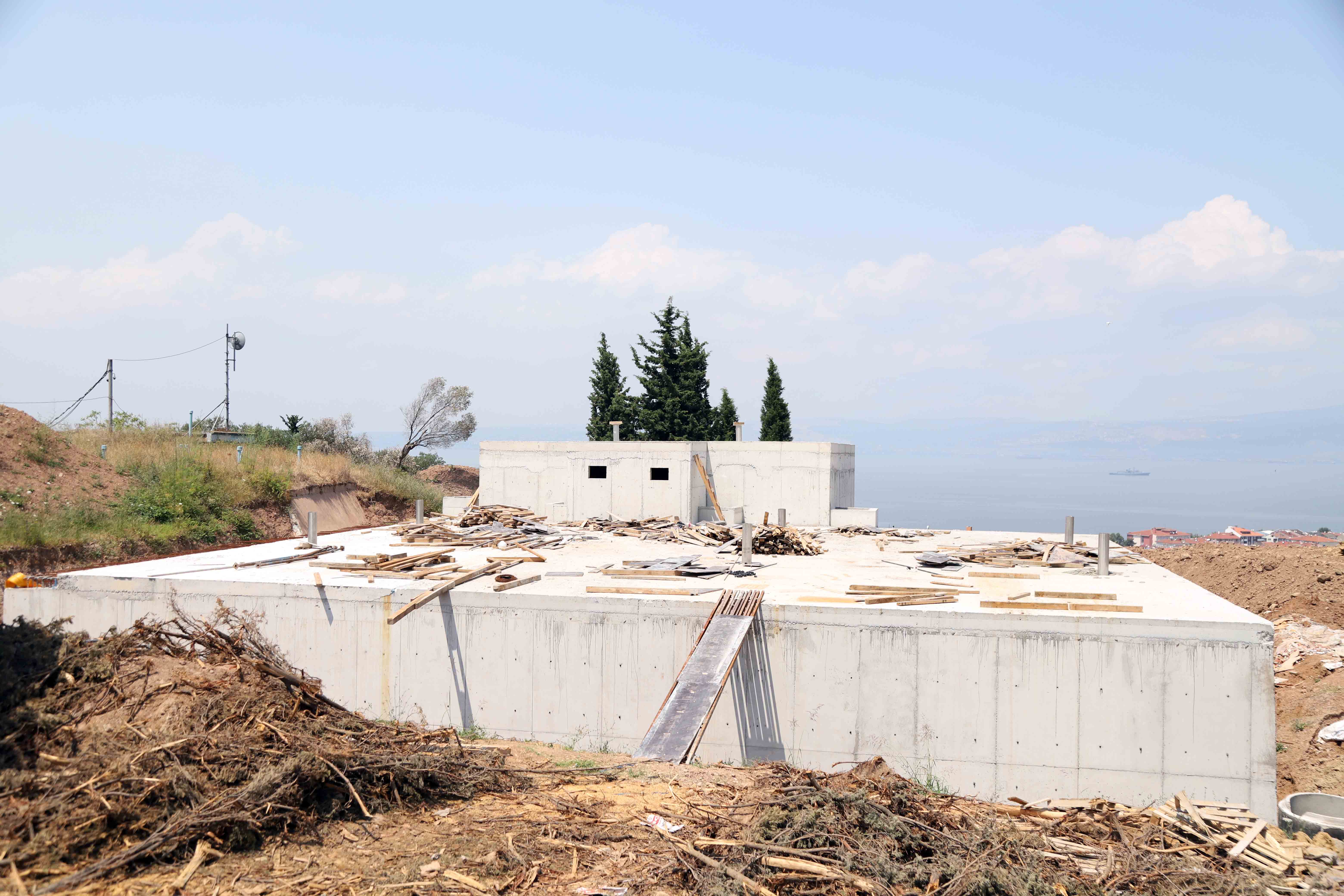 KARAMÜRSEL’DE KESİNTİSİZ SU İÇİN  DEPOLAR İNŞA EDİLİYOR