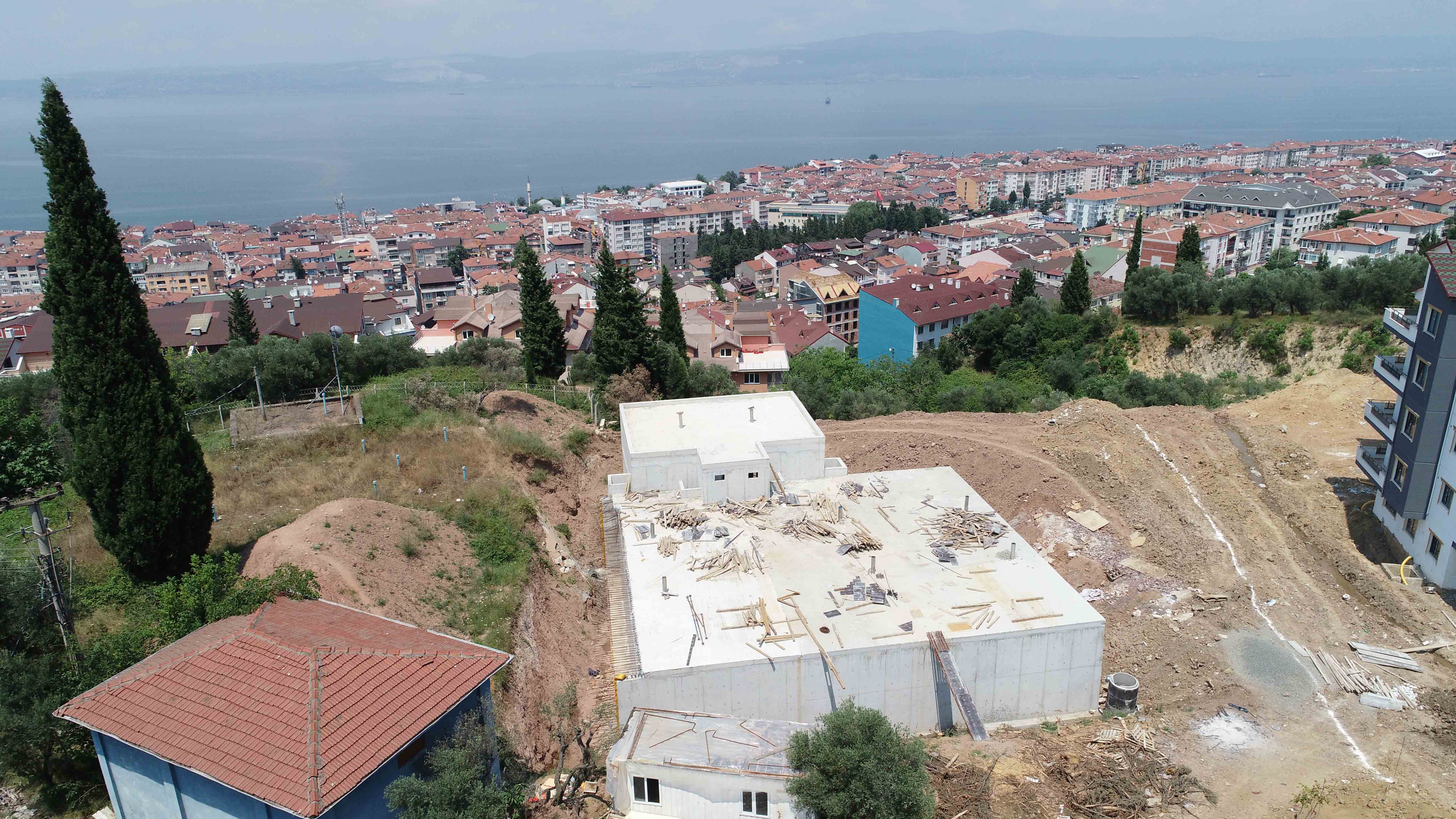 KARAMÜRSEL’DE KESİNTİSİZ SU İÇİN  DEPOLAR İNŞA EDİLİYOR