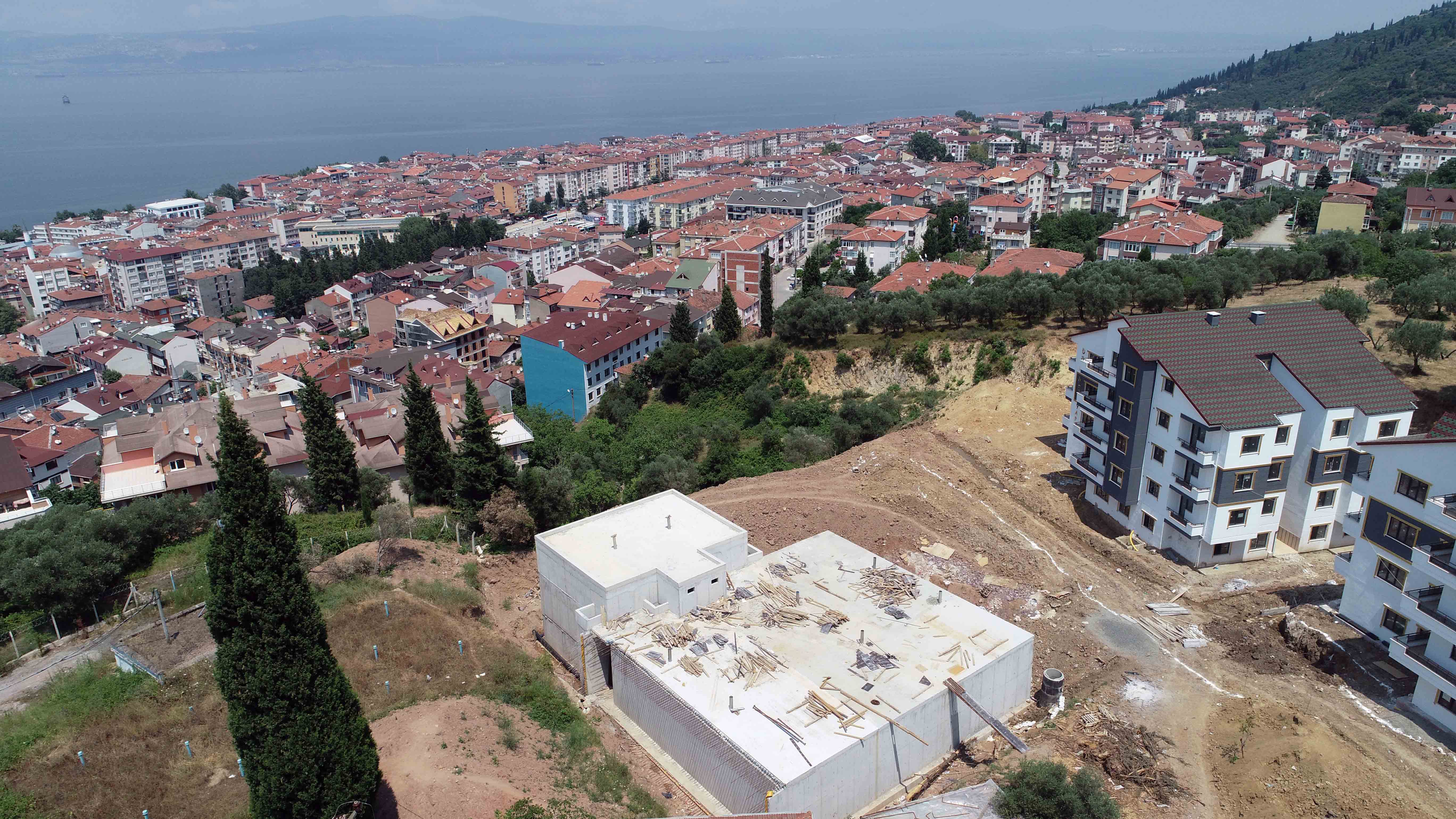 KARAMÜRSEL’DE KESİNTİSİZ SU İÇİN  DEPOLAR İNŞA EDİLİYOR