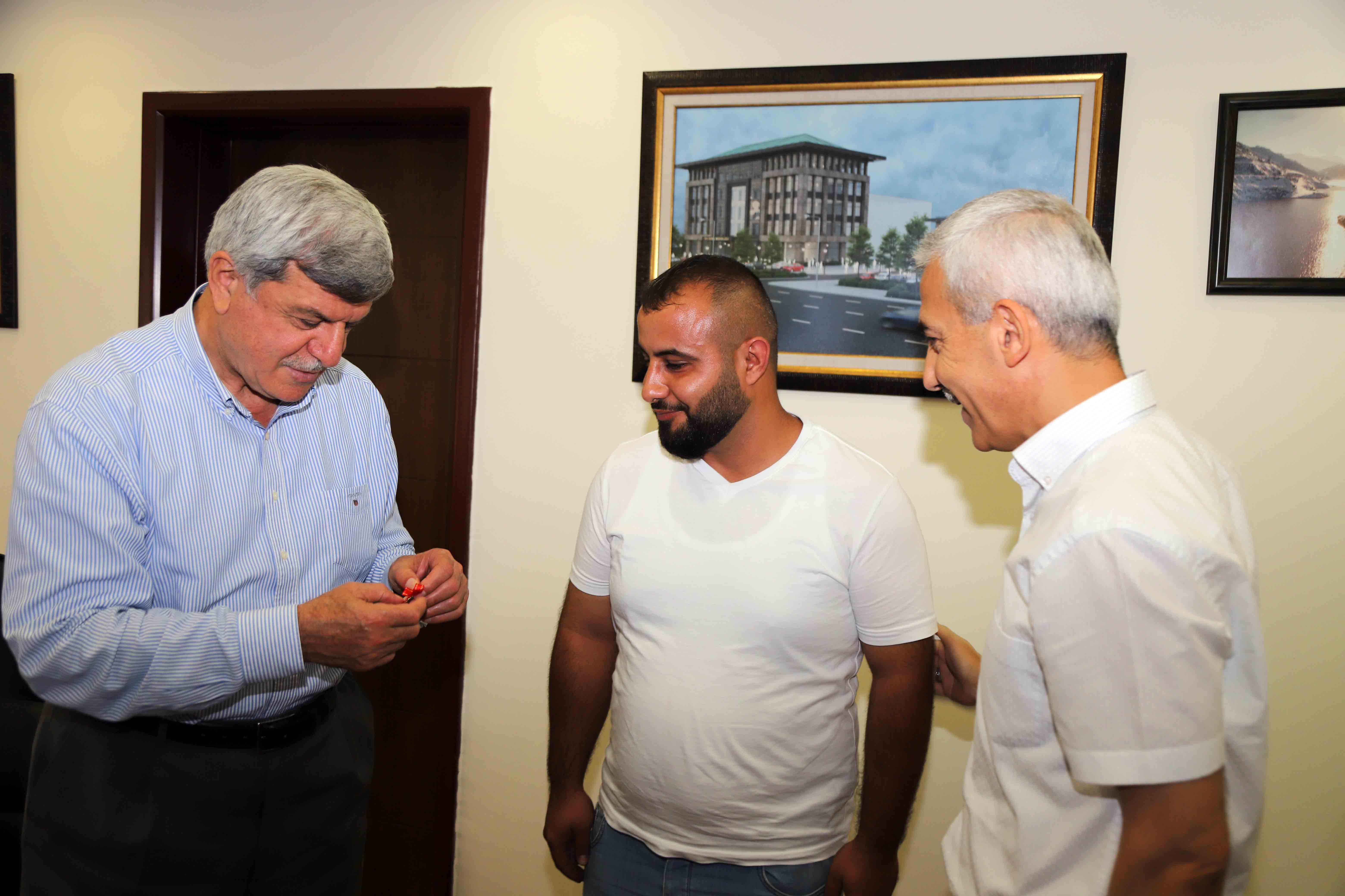 İSU PERSONELİNDEN ÖRNEK DAVRANIŞ:BULDUĞU ÇANTAYI İÇİNE BAKMADAN SAHİBİNE ULAŞTIRDI