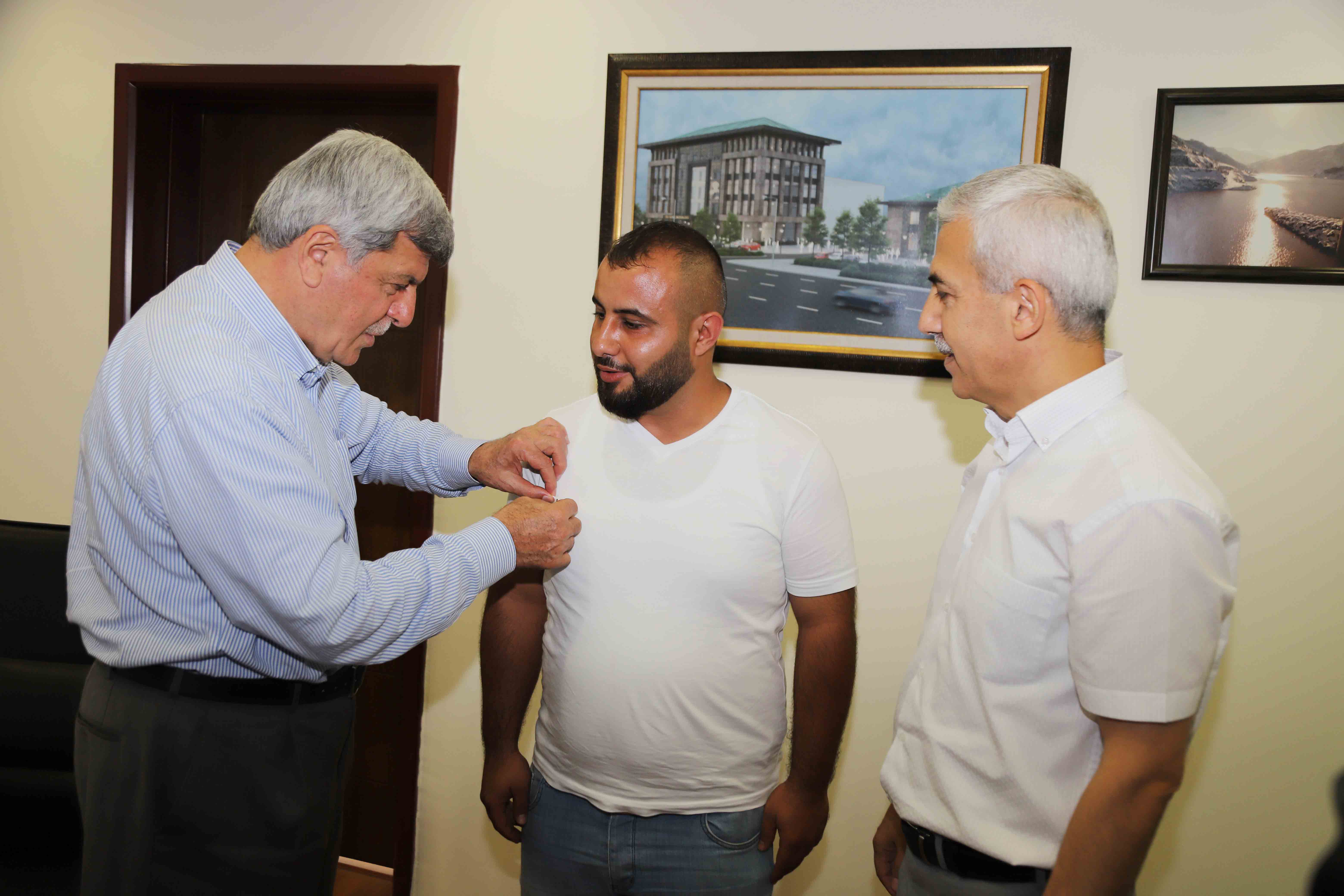 İSU PERSONELİNDEN ÖRNEK DAVRANIŞ:BULDUĞU ÇANTAYI İÇİNE BAKMADAN SAHİBİNE ULAŞTIRDI
