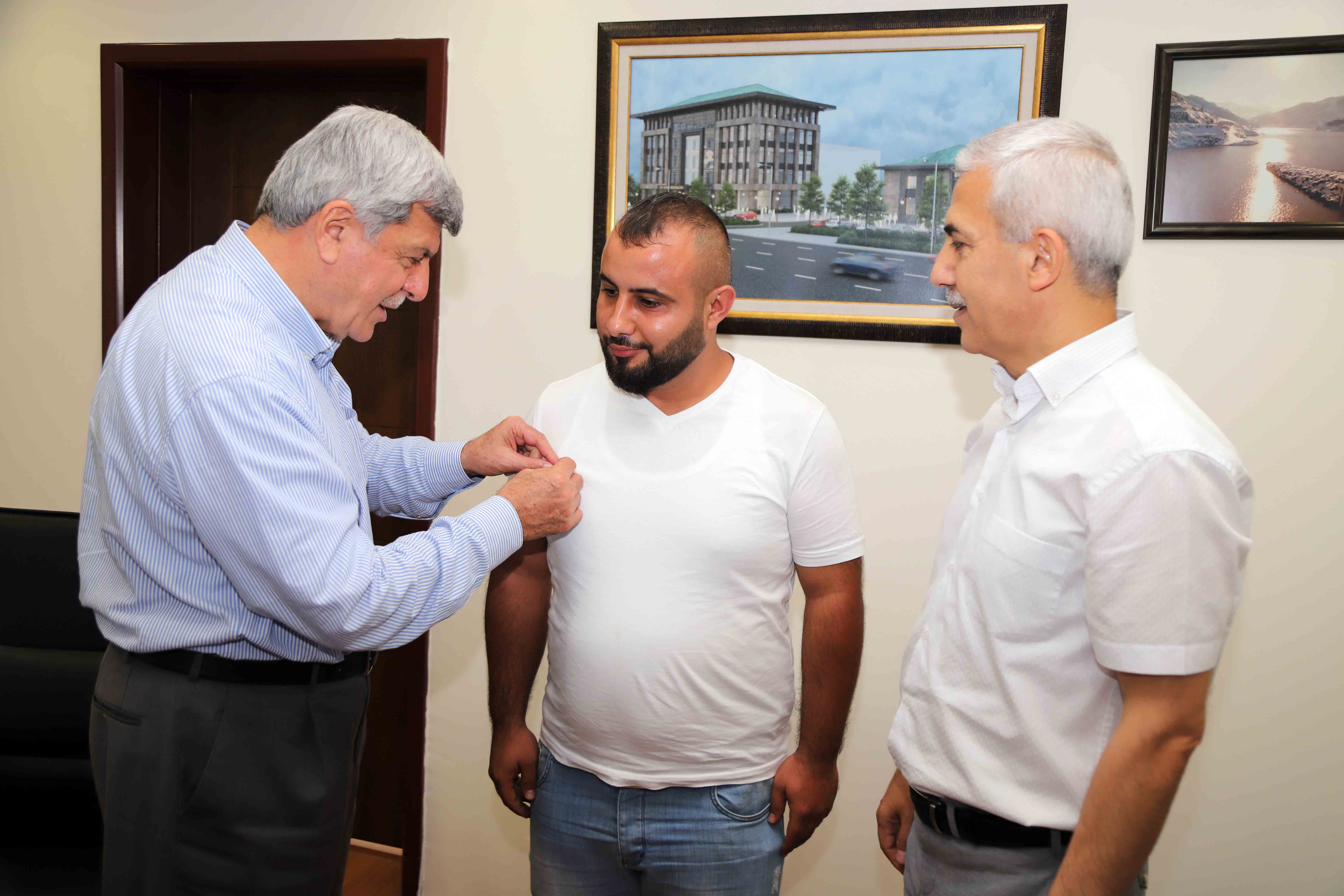 İSU PERSONELİNDEN ÖRNEK DAVRANIŞ:BULDUĞU ÇANTAYI İÇİNE BAKMADAN SAHİBİNE ULAŞTIRDI
