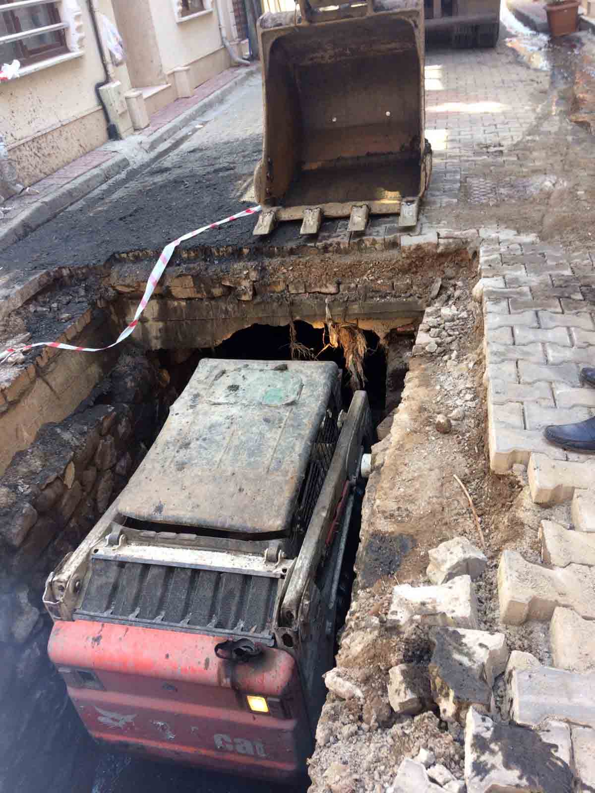 ANİ YAĞIŞLARA KARŞI DERE, MENFEZ, MAZGAL TEMİZLİKLERİ YAPILIYOR
