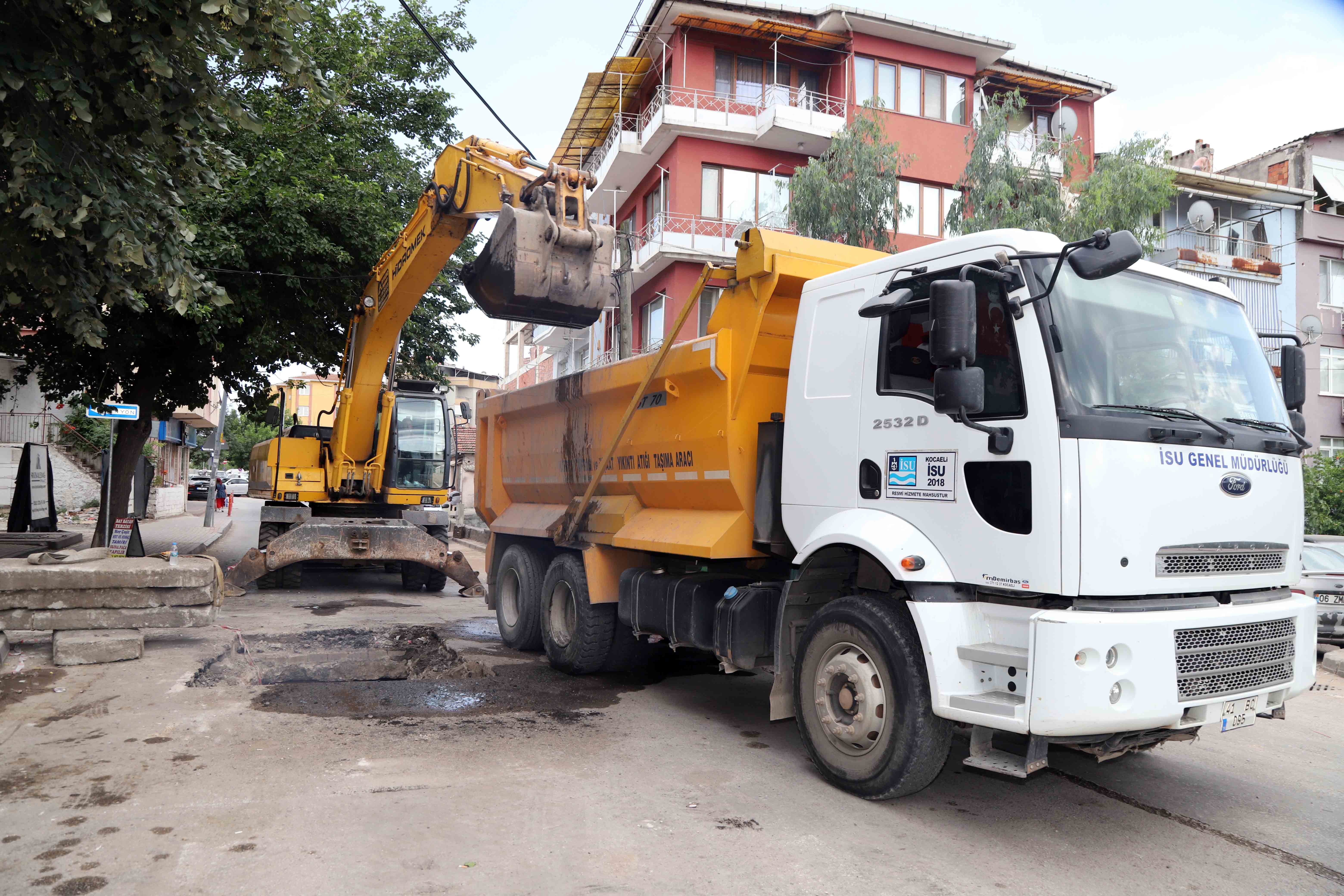 ANİ YAĞIŞLARA KARŞI DERE, MENFEZ, MAZGAL TEMİZLİKLERİ YAPILIYOR